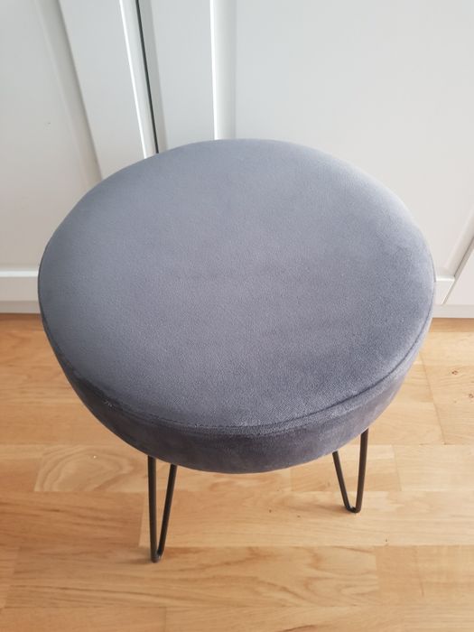 Taburet din catifea cu picioare metalice