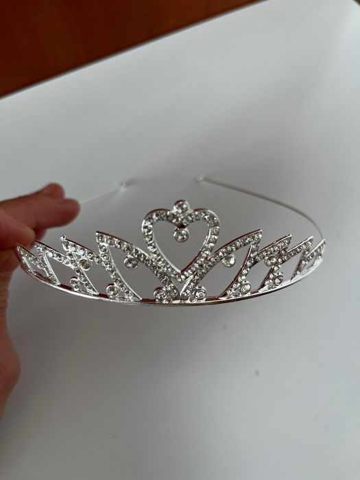 Vand diadema de ocazie mireasa, nasa, etc. si pt fetite si pt doamne.