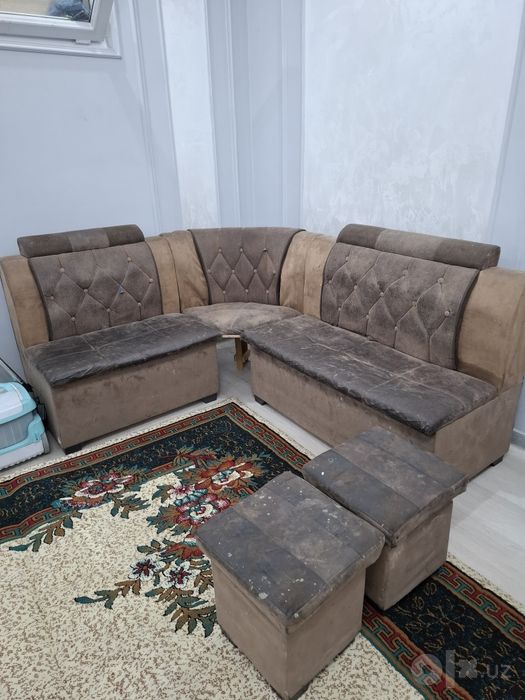 Oshxona uchun qulay va baquvvat burchakli divan (ugalok) + 2 ta pufik