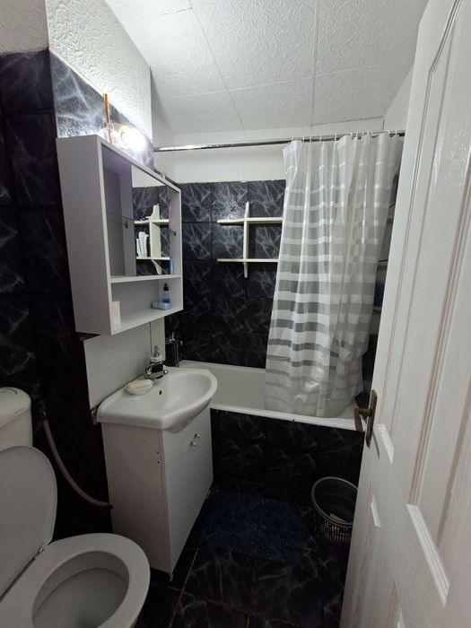 Caut colegă de apartament, 135 euro, Bd. Mihai Viteazul, decomandat.