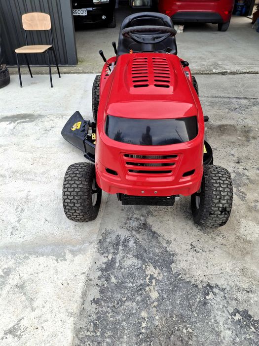 Vând  tractoraş gazon