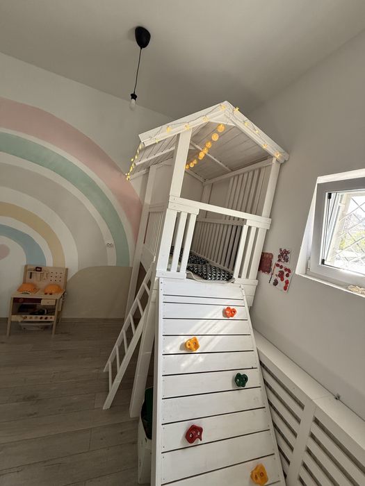 Casuta de joaca interior/exterior / Pat etajat lemn alb cu tobogan - practic noua, 3900 lei