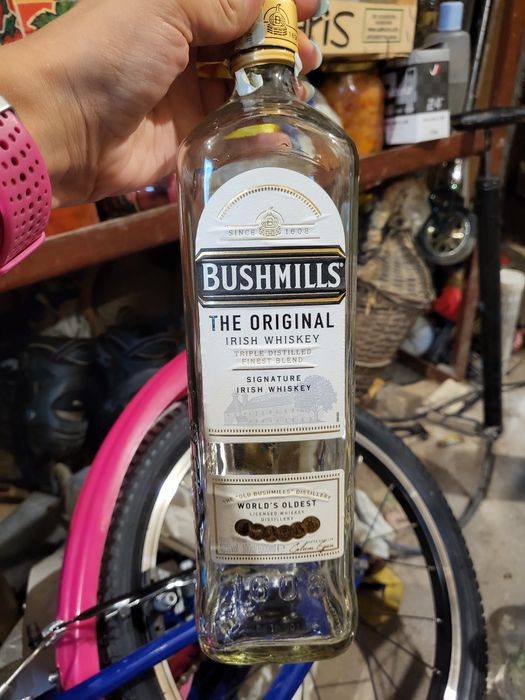 Празни бутилки от уиски  Chivas regal 12 years, 18 years, Johnnie Wal