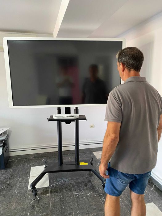 Display interactiv Ricoh D6510, cu suport.