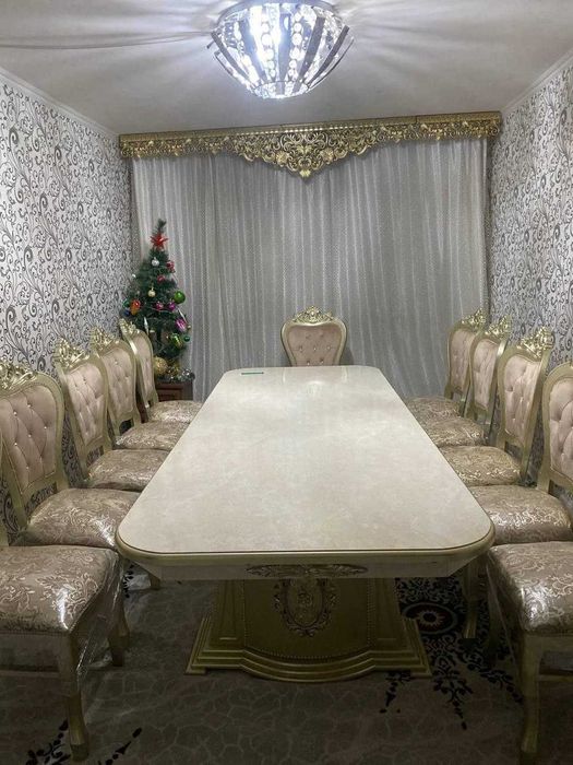 Продается стол с стульями