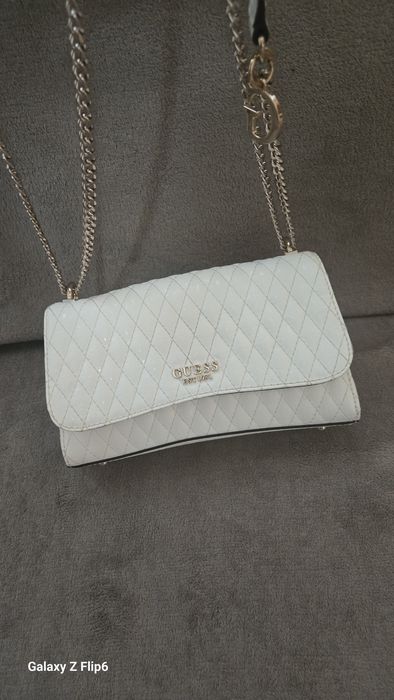 Бяла чанта Guess