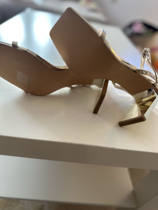 Нови елегантни дамски сандали в златно