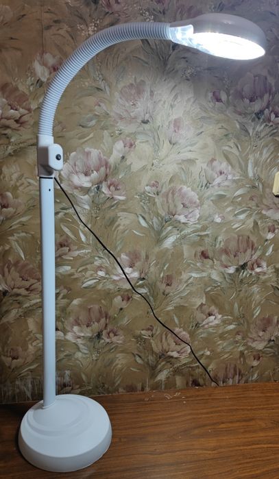 Лампа лупа косметологическая.