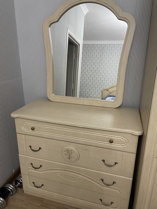 Продам комод с зеркалом