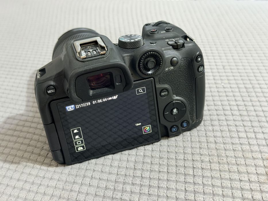 Продам фотоаппарат canon r7