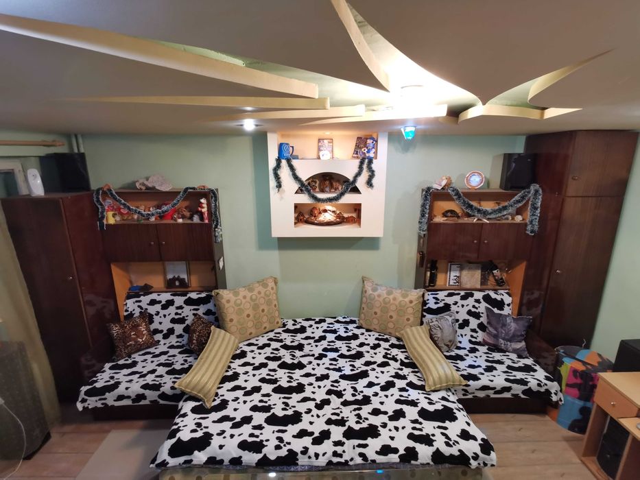 МЕБЕЛИ - (Маси,диван,етажерки,щори,рамка и др)