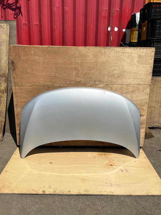 Капот на Ниссан Elgrand Quest E52