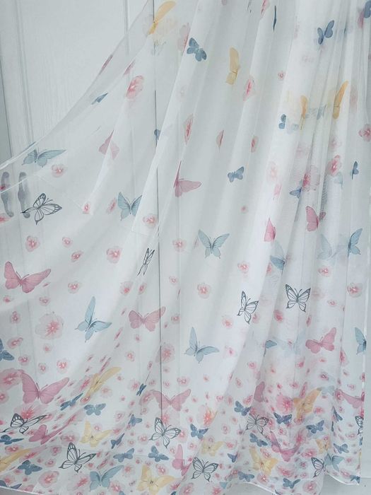 Бяло тънко перде с ПЕПЕРУДИ