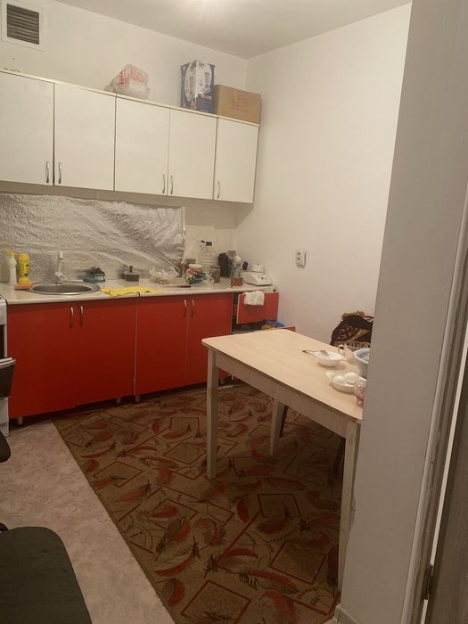 1 қыз керек квартираға