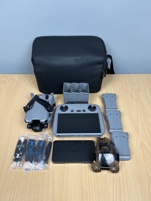 Продаваме дрон DJI Mini 5 Pro Fly More Combo RC2 в комплект с 3 броя батерии, Hub за зареждане, филтри и чанта за пренос. С оставаща гаранция!