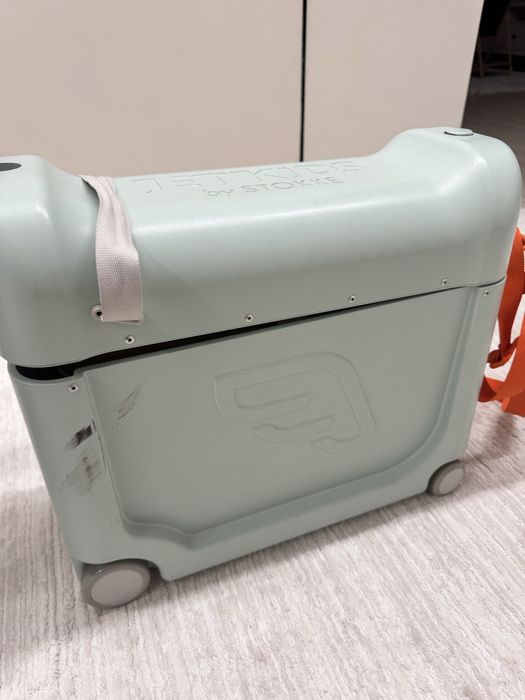 Продам детский чемодан