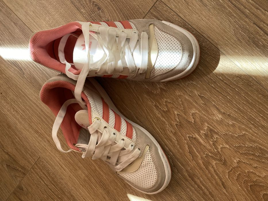 Кецове Adidas от естествени материали