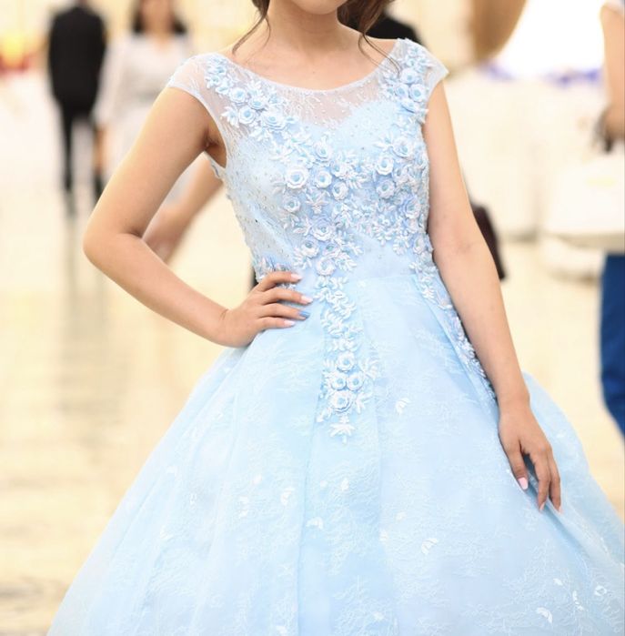 Продам бальное голубое платье