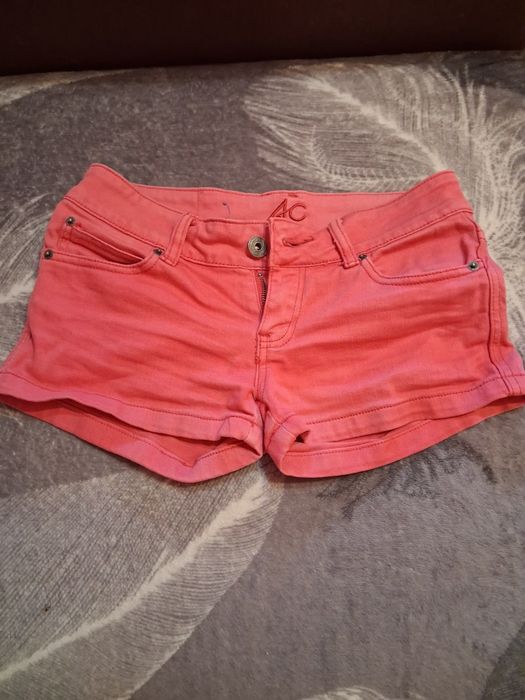 Blugi scurti roz pentru femei