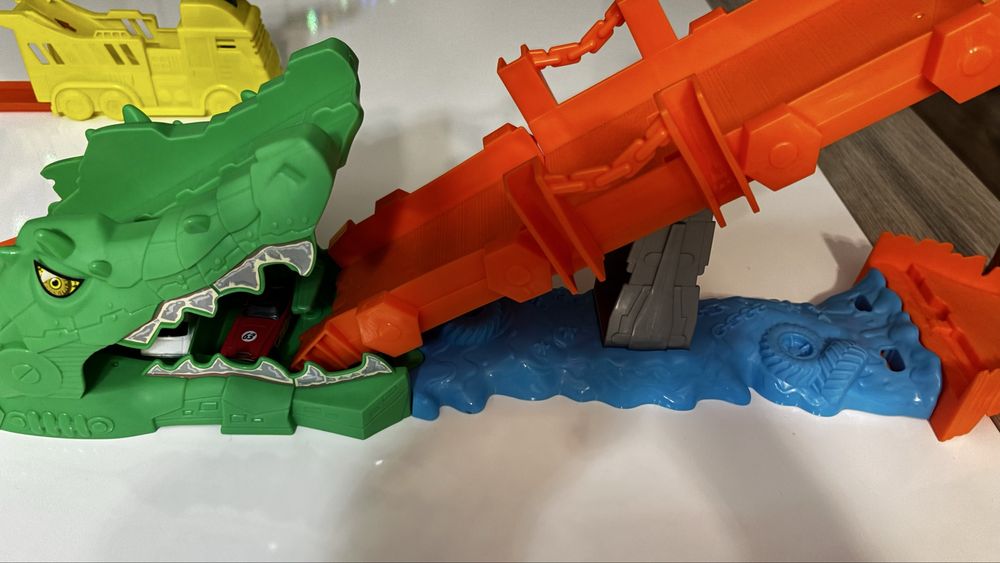 Vand jucarie Hot wheels Monster Truck set cascador crocodil  Mega Wrex