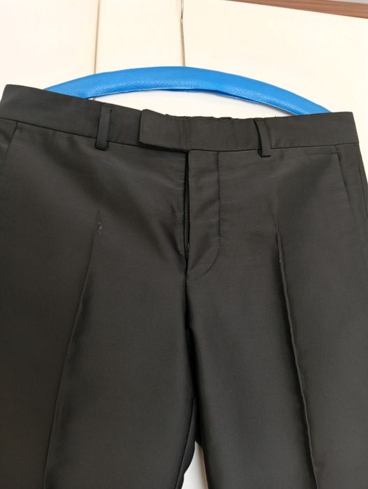 Pantaloni lucioși  și cămașa de ocazie