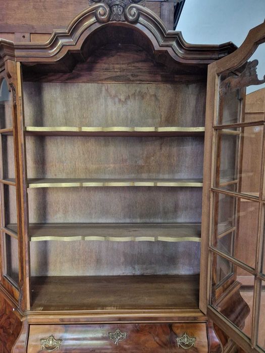 Разкошен шкаф-витрина от орех в стил Барок