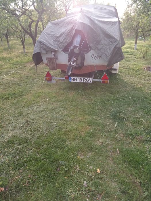 Barcă cu motor și peridoc