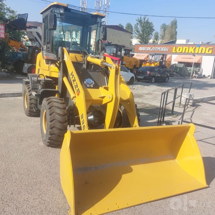 Mini frontalniy pogruzchik, ekskavator