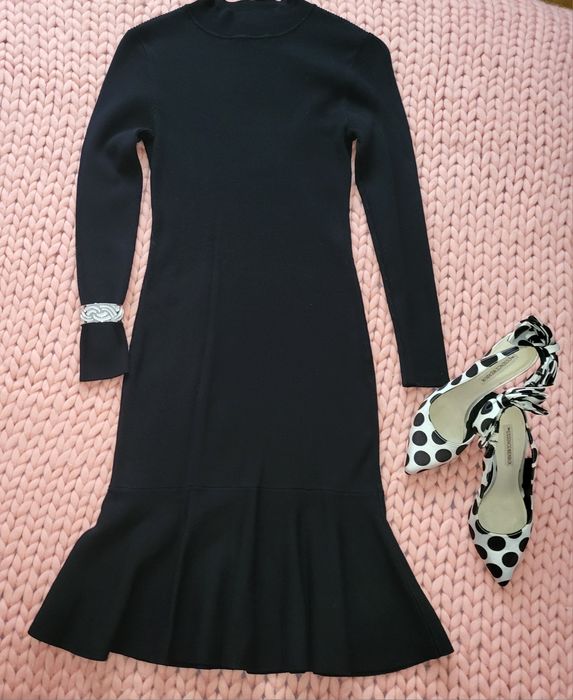 Rochie neagra din tricot de la Orsay, marimea S, in stare foarte buna .
Lumgimea rochiei 99 cm, din care 23 cm sunt in clos.
Lungime maneca 57 cm
Circ