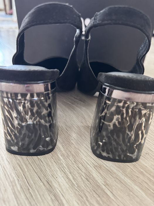 Черни Дамски обувки с интересен ток