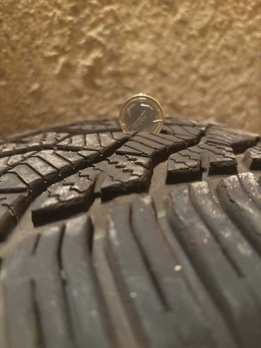 Продавам почти нова гума всесезонна 215/60 RM 16 V XL.Продавам и 4бр з