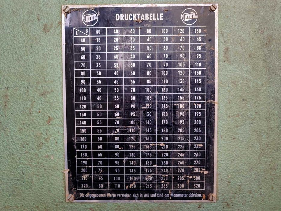 топла преса за врати  и фурнир затопляне с електрически нагреватели