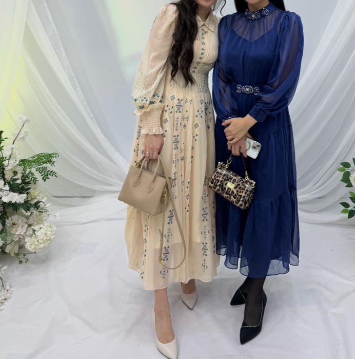 Дизайнерское платье, подчеркивает фигуру