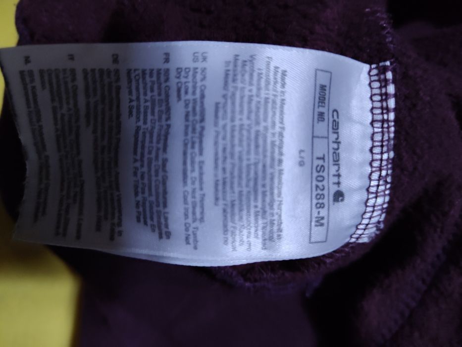 Продавам суичър на фирмата Carhartt.Много приятна и запазена дреха.