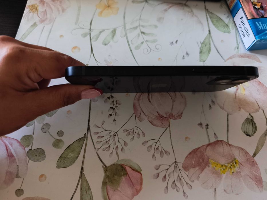 Vând iPhone 12.