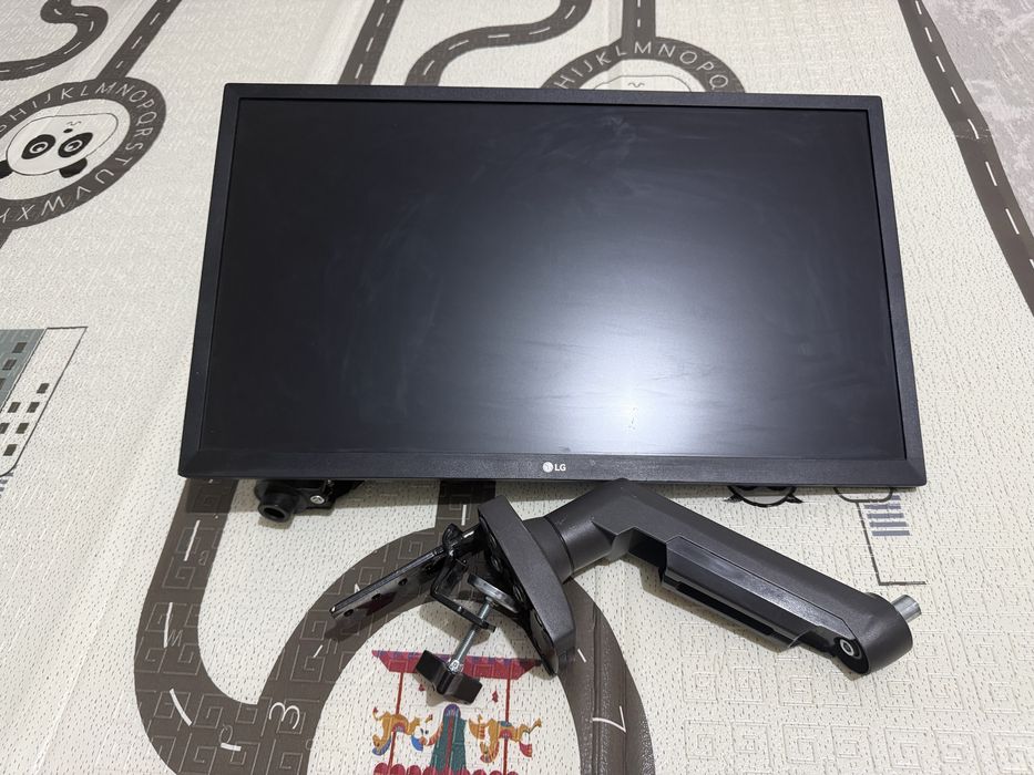 Монитор LG  с кронштейном