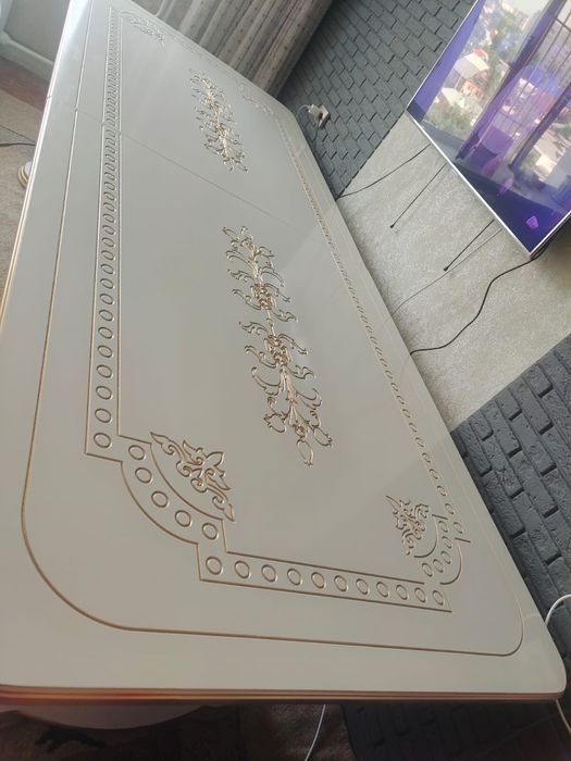 Продам стол в гостиную