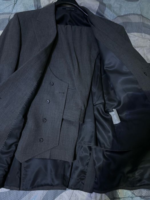 Класический серый костюм