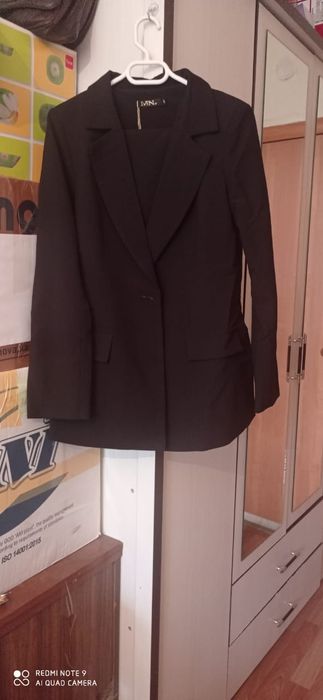 Продается черный деловой костюм