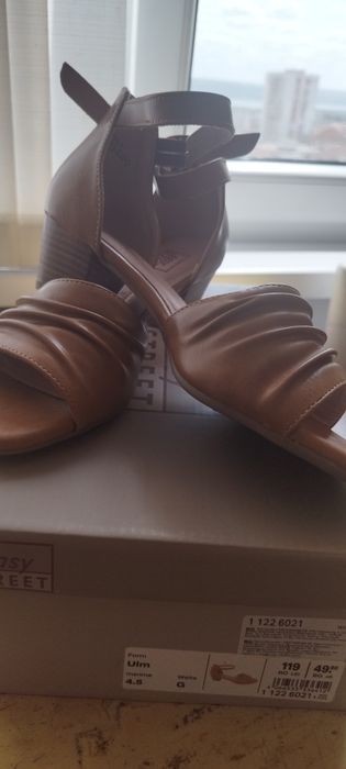 Нови сандали с малък ток.Цвят карамел.35 лв.