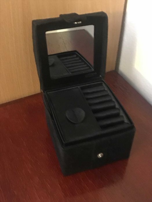 Бижутерска кутия с огледало