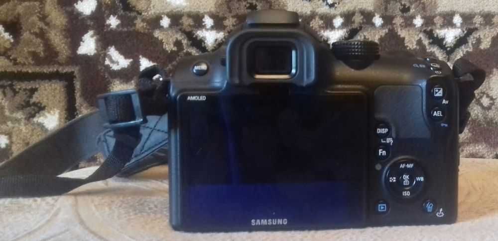 Полупрофессиональный цифровой фотоаппарат Samsung NX11