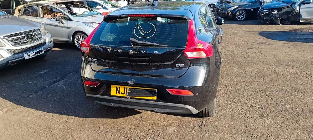 Dezmembrari / Dezmembrez Volvo V40 2.0 D4204T8 cutie viteze manuală cod culoare ONYX BLACK