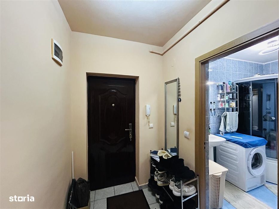 Apartament la vila, cu 3 camere si balcon, etaj 1, zona buna
