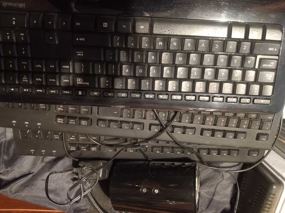 Electronice vechi 3 desktop cu tastaturi, 1 laptop, etc