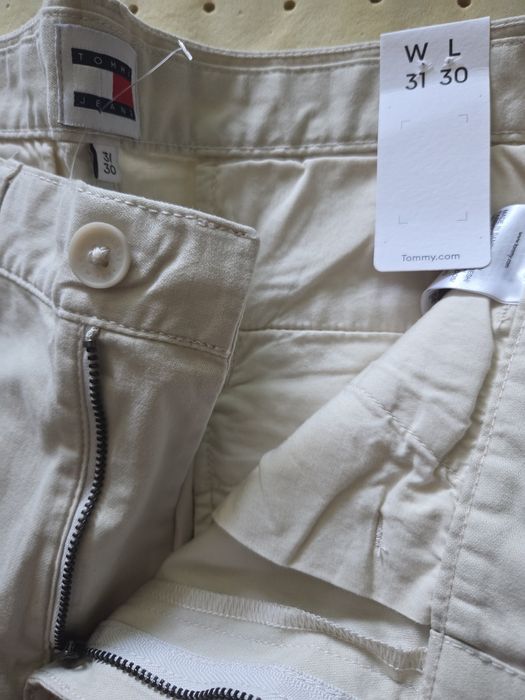 Tommy Jeans панталони Austin DM0DM18940 Бежов Slim Fit