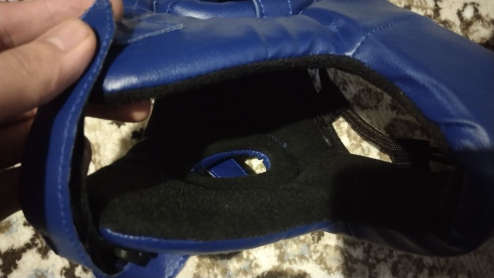 Боксерский шлем и перчатки