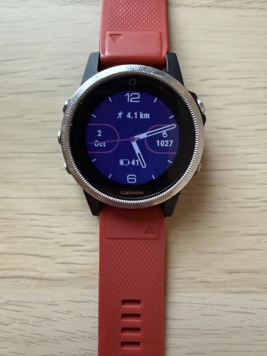 Ceas Garmin FENIX 5s cu curea de cauciuc rosie.