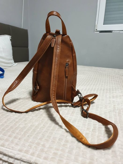 Нова. Дамска  оригинална раница/чанта за през рамо (sling bag) на марката RAVUO.