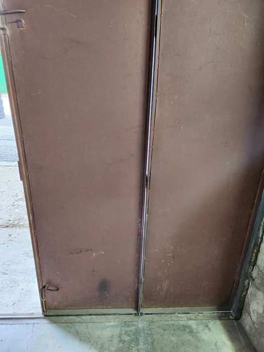 Гаражна Врата - Масивна Желязна Врата